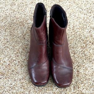 NWT Clarks bendables leather brown ankle boots 7M - 1.5” heel, inside zipper